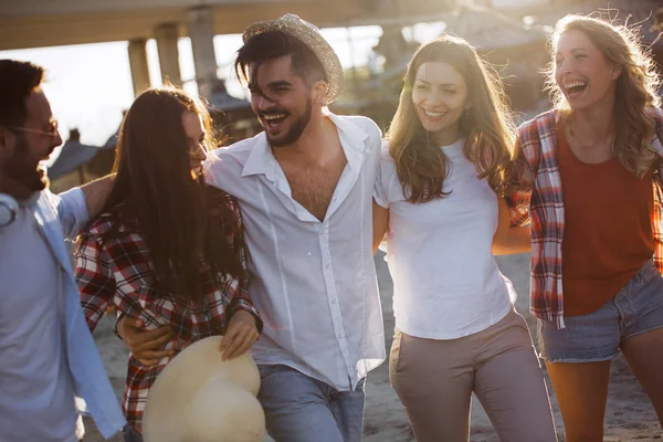 Grup de prieteni pe plajă distrându-se — Fotografie, imagine de stoc