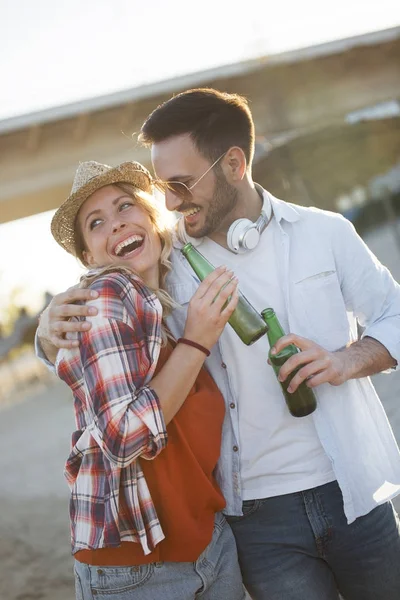 Paar trinkt Bier am Strand — Stockfoto