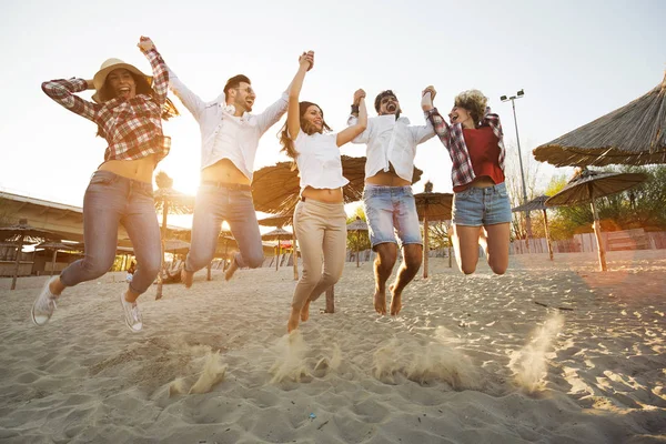 Grupp av vänner på stranden ha kul — Stockfoto