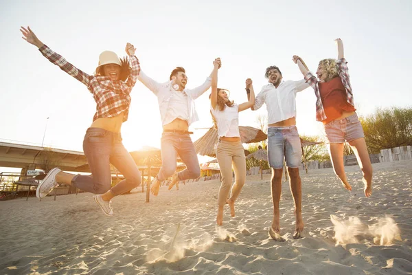 Grupa przyjaciół na plaży, zabawy — Zdjęcie stockowe