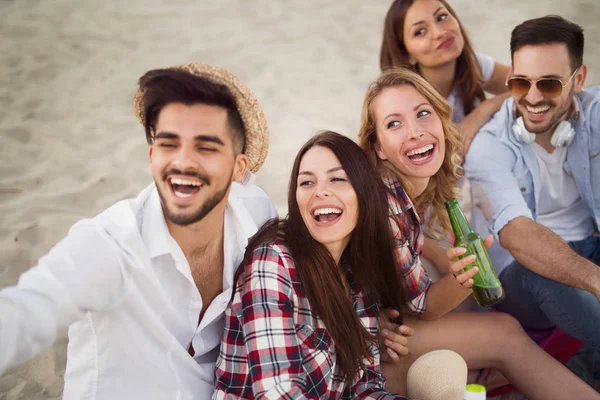 Vänner som har bra tid på stranden — Stockfoto