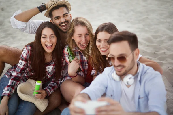 Znajomych o wielki czas na plaży — Zdjęcie stockowe