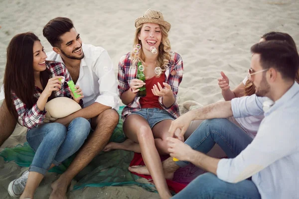 Amigos tendo grande momento na praia — Fotografia de Stock