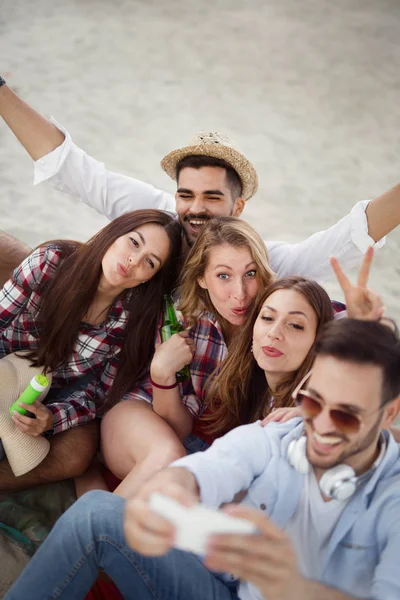 Vänner som har bra tid på stranden — Stockfoto