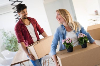 Genç çift yeni evine taşınıyor.