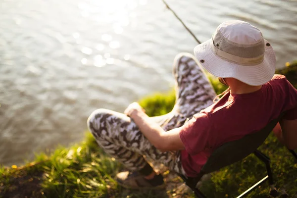 Junger Mann angelt am Teich — Stockfoto