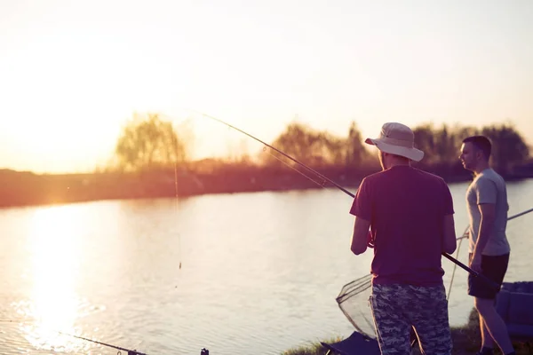 Hombres pescando al atardecer —  Fotos de Stock