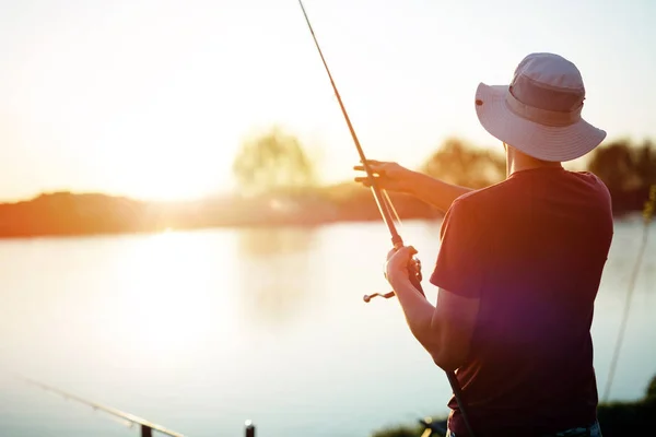 Giovane pesca uomo — Foto Stock