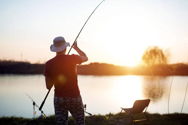 Giovane pesca uomo — Foto Stock