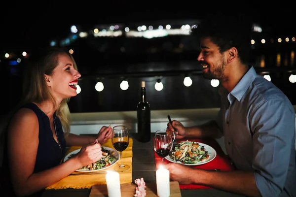 Pareja enamorada teniendo una cena romántica — Foto de Stock