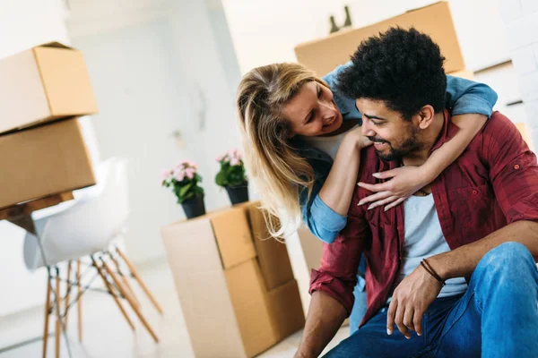 Casal se mudando em novo apartamento — Fotografia de Stock