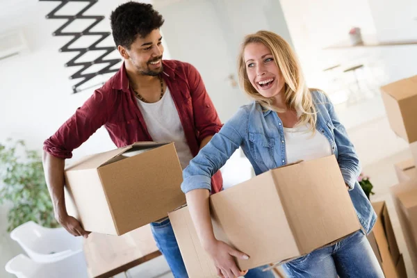 Karton kutuları açan genç bir çift. 