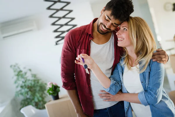 Pareja mudándose en nuevo hogar — Foto de Stock