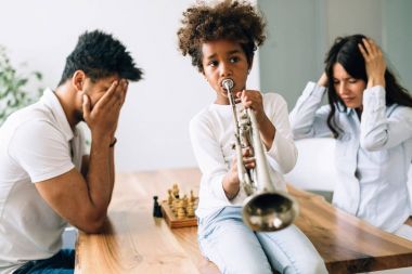  trompet çalarak gürültü çocuk