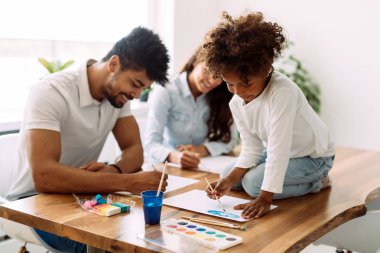 Annesi ve babası ile birlikte çocuk çizim