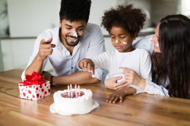 Çocuklarının mutlu aile kutluyor doğum günü