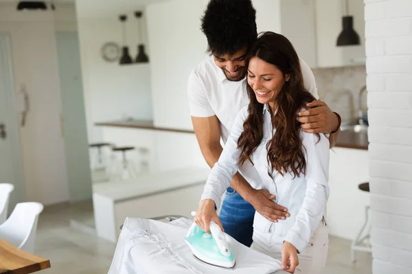 Pareja en casa haciendo tareas domésticas — Foto de Stock