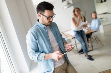 Ofiste çalışan iş adamları