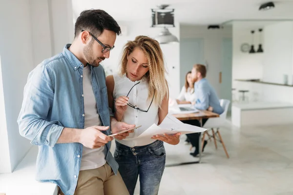 Uomini d'affari che lavorano insieme al progetto — Foto Stock