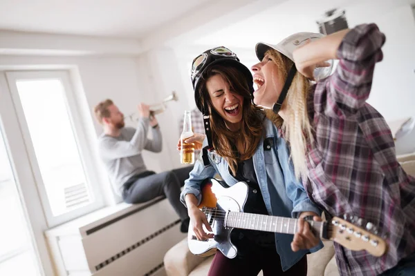 Grupo feliz de amigos se divertindo — Fotografia de Stock