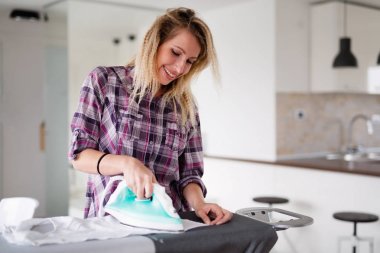 kadın giysileri evde Ütü