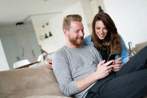 Pareja o amigos usando el teléfono móvil — Foto de Stock