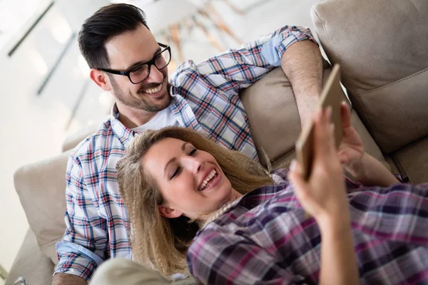 Pareja relajada o amigos usando tableta —  Fotos de Stock