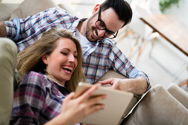 Pareja feliz en el amor surf en la tableta — Foto de Stock