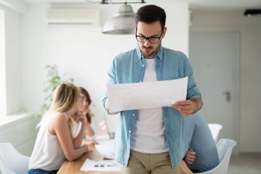 Yeni projede çalışan tasarımcıları