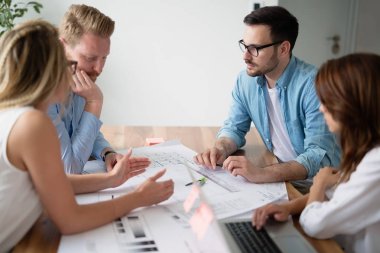 Yeni projede çalışan tasarımcıları