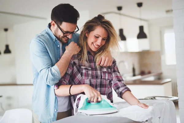 Pareja joven en casa — Foto de Stock