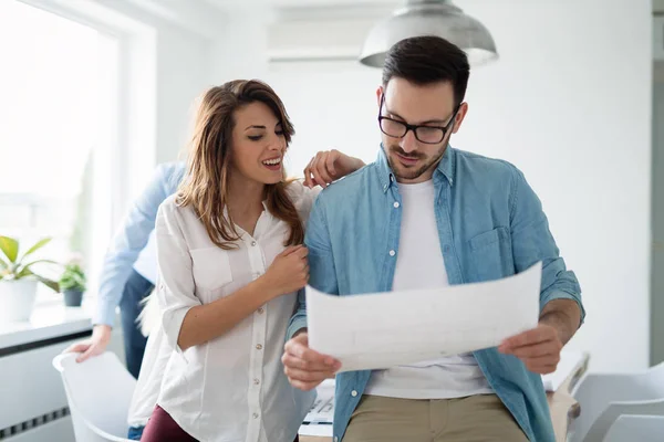 Diseñadores trabajando en un nuevo proyecto — Foto de Stock