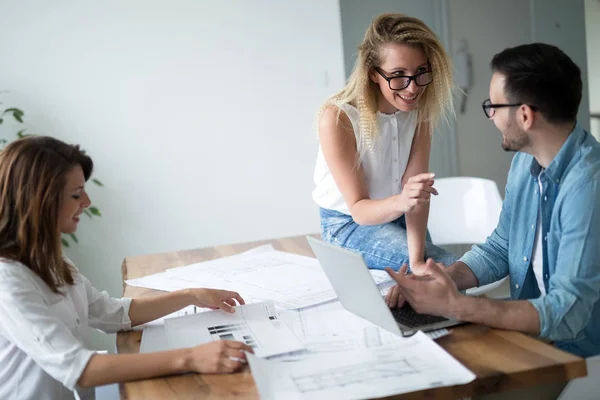 Diseñadores trabajando en un nuevo proyecto — Foto de Stock