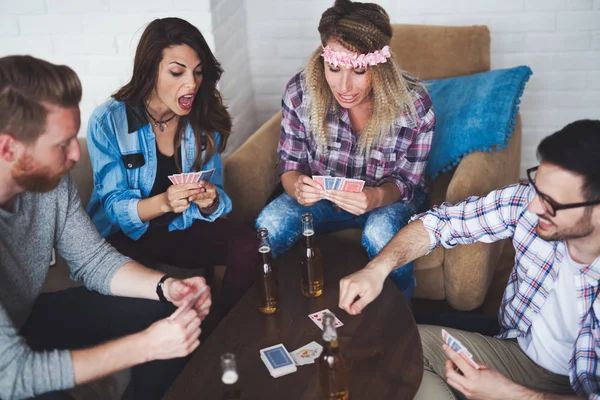 Amigos jogar cartas e beber — Fotografia de Stock