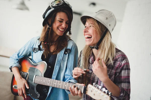 Glada dansande tjejer spela gitarr — Stockfoto