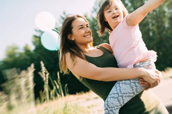 Mère et enfant ayant des besoins spéciaux — Photo