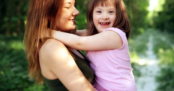 Chica con necesidades especiales con la madre — Foto de Stock