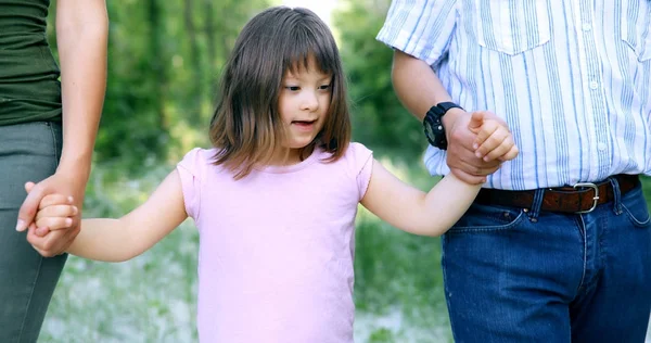 Liten flicka med Downs syndrom — Stockfoto