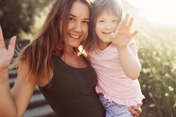 Madre e bambino con esigenze speciali — Foto Stock