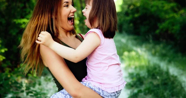 Ragazza con esigenze speciali con la madre — Foto Stock