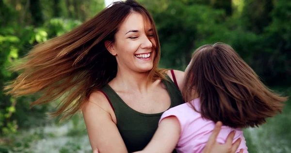 Menina com necessidades especiais com a mãe — Fotografia de Stock