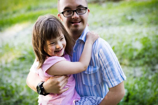 Obrázek dívka a muž s Downovým syndromem — Stock fotografie