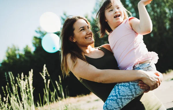 Dívka se zvláštními potřebami s matkou — Stock fotografie