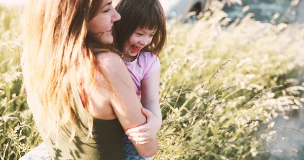 Özel ihtiyaçları olan anne ile kız — Stok fotoğraf
