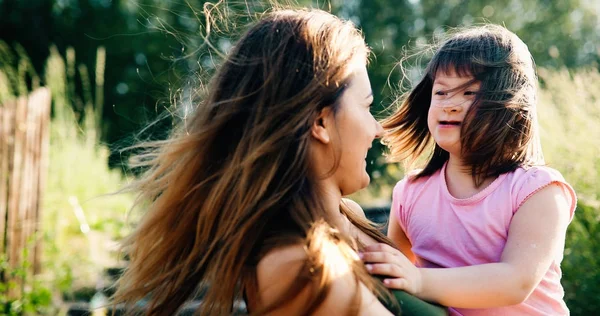 Ragazza con esigenze speciali con la madre — Foto Stock