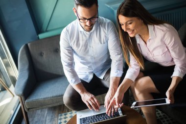 Neşeli iş takım Office