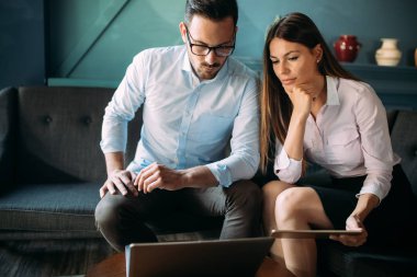 Neşeli iş takım Office