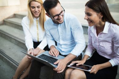 iş arkadaşlarınızla birlikte dizüstü bilgisayarda çalışan