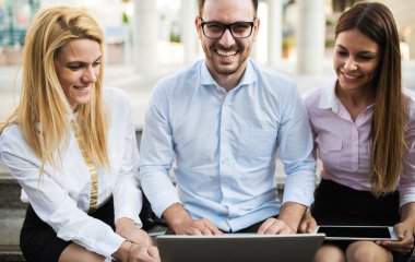 iş arkadaşlarınızla birlikte dizüstü bilgisayarda çalışan