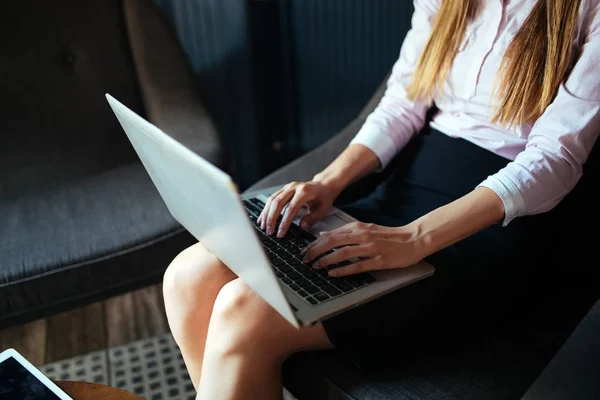 Ελκυστική γυναίκα πληκτρολογώντας σε φορητό υπολογιστή — Φωτογραφία Αρχείου